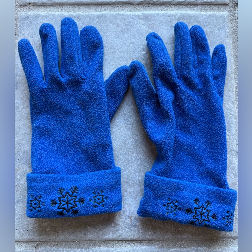Casual Corner Annex Women’s cobalt blue knit 100% polyester gloves w/snowflakes.